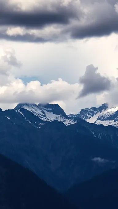 Nubes dramáticas cubren una majestuosa cordillera de fondo