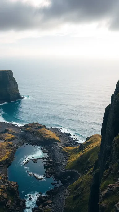 Côte rocheuse rugueuse avec falaises imposantes et océan