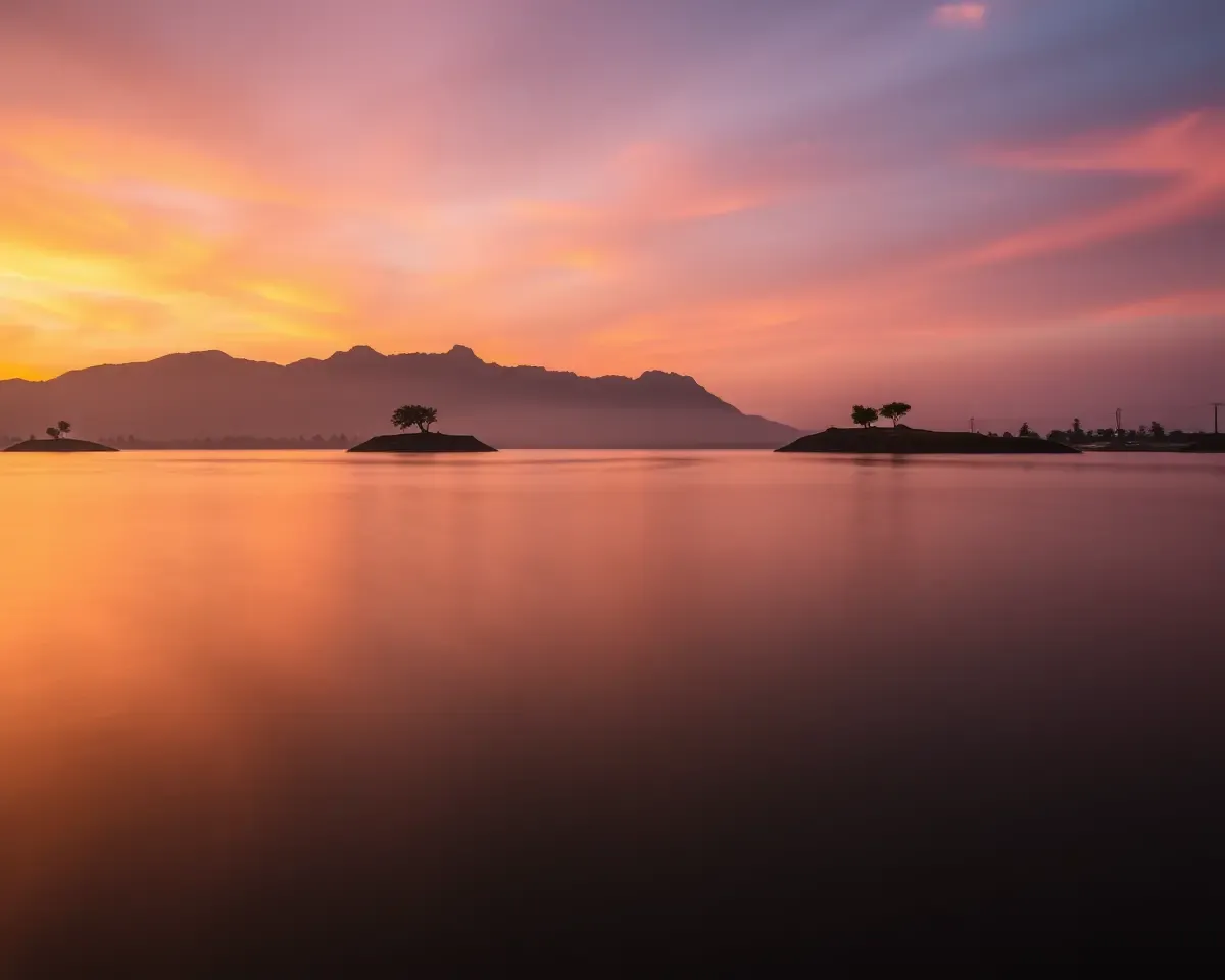 Shukrawar Lake Good Morning Photo: Dramatic Dawn Scene Unfolds