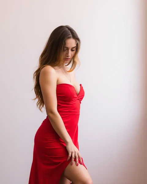 O Vestido Sexy Vermelho Roucou a Atenção à Noite