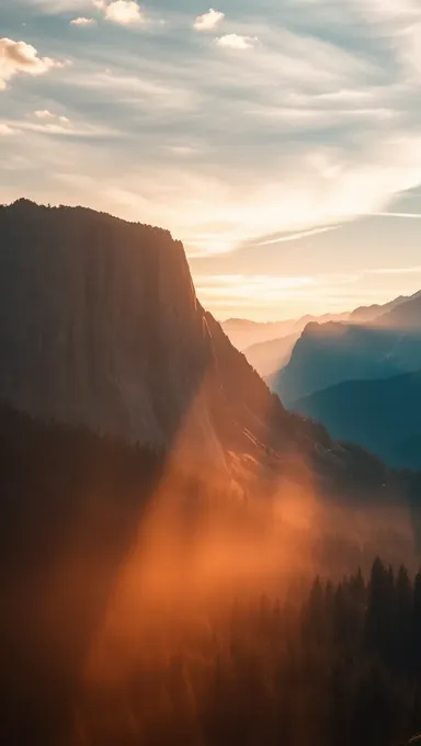 Sobrecarga de Luz Dourada Calma Pano de Paisagem de Montanha